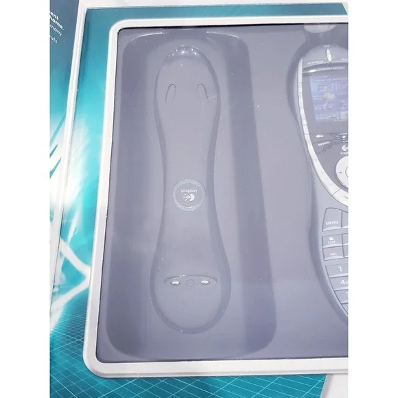 Logitech Harmony 880 Pro Universal Remote Control - Picture 4 of 11